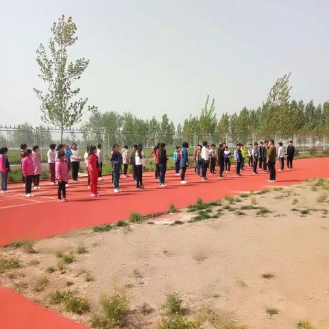 荣堂完小学生除草活动剪影