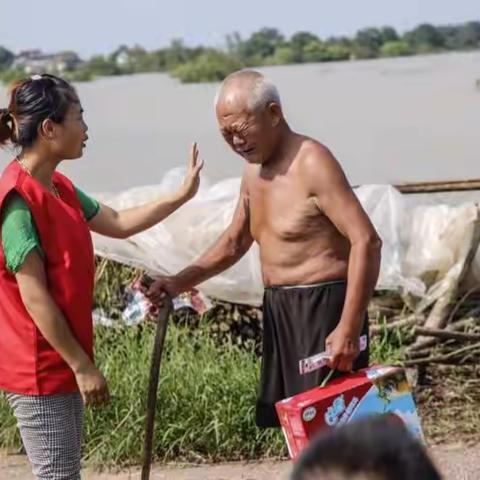 洪水围困中的孤寡老人哭了一一因为爱心