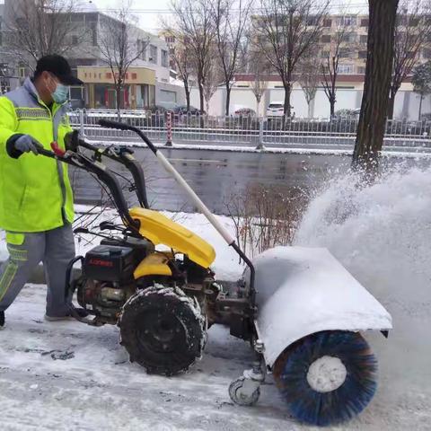 以雪为令保畅通 及时清雪暖人心