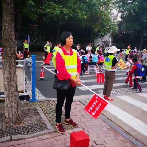 济小三年级七班——爱心护学行