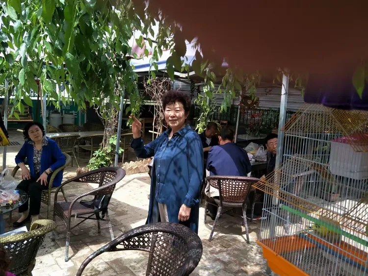 刘家兄弟姐妹们在兰州皋兰山民族村农家乐欢聚一堂