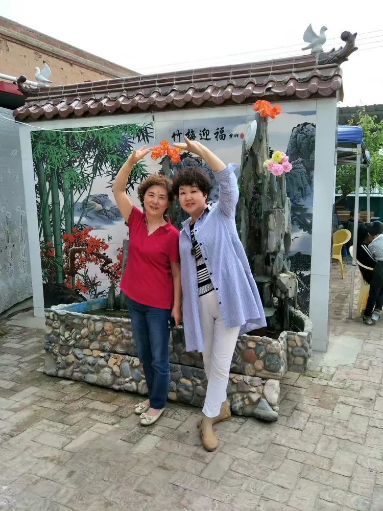 刘家兄弟姐妹们在兰州皋兰山民族村农家乐欢聚一堂