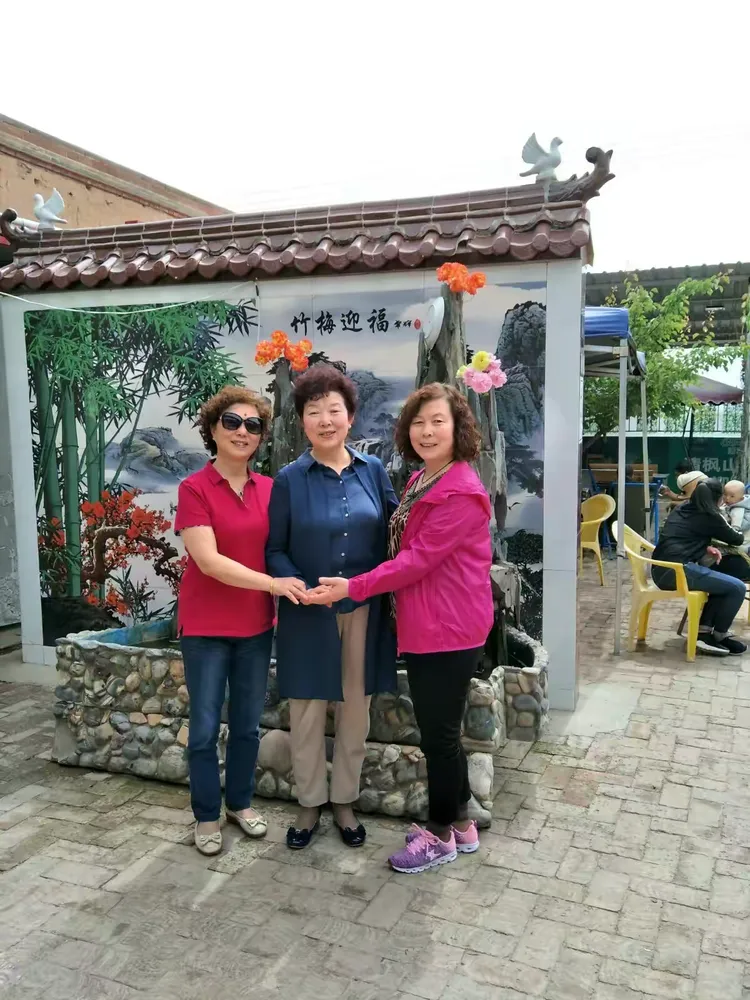 刘家兄弟姐妹们在兰州皋兰山民族村农家乐欢聚一堂