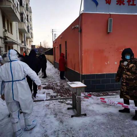 大雪无情人有情，共守一线为人民