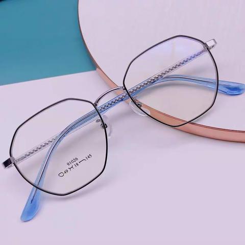 高度近视朋友不建议选择大框配制矫正眼镜！