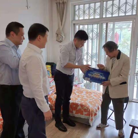 秋来又重阳 情系桑榆晚——黄浦支行青年志愿者积极参与关爱离退休员工志愿活动