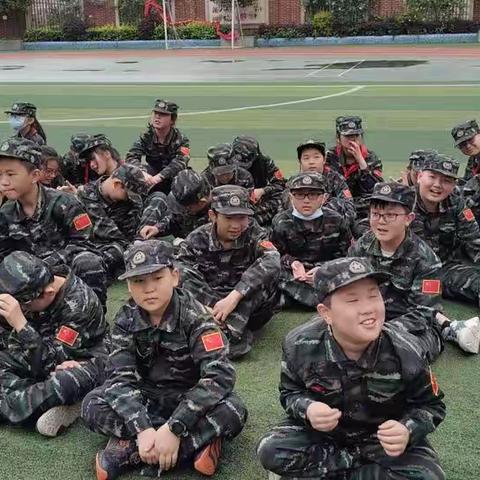 重庆市江津区菜市街小学行为规范训练。