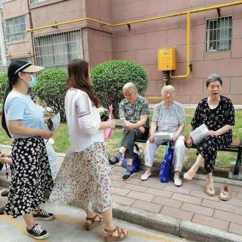 小寨路街道212所社区开展垃圾分类宣传活动