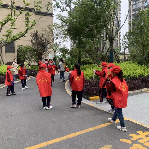 “啄木鸟”在行动——二年级户外健身器材消杀志愿活动