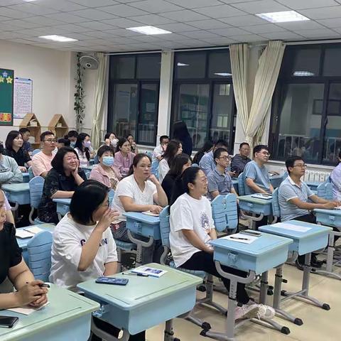 增进家校沟通,9月22日,开发区第二实验小学四年级五班召开了家长会