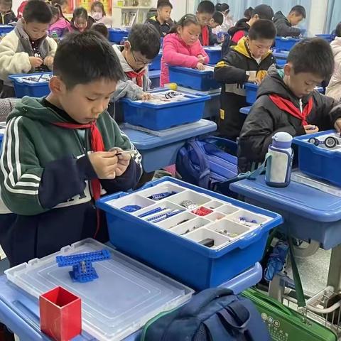 新区小学机器人编程招募了