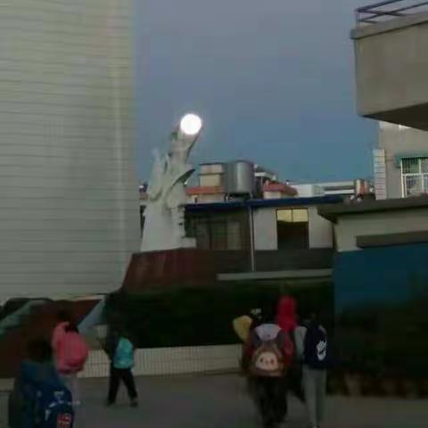 追忆往昔，展望今朝。