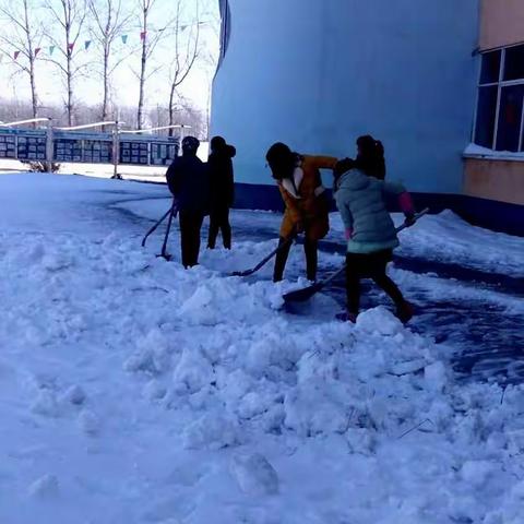 双河中心幼儿园家长铲雪