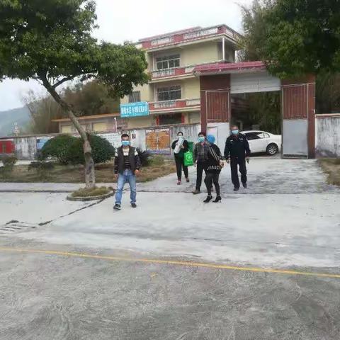 疫情防控，校园消毒。