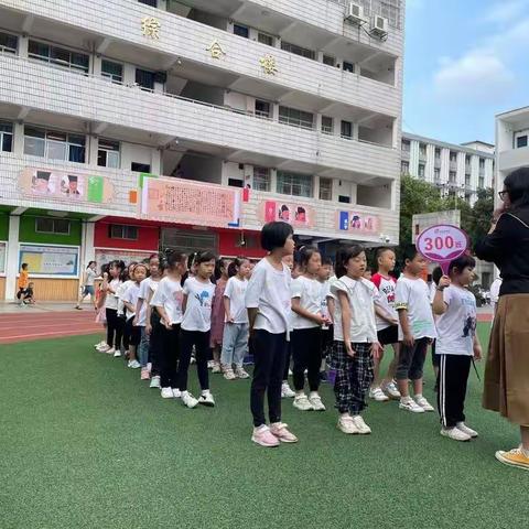 双减强体质 强国有我在——记风车坪学校300班国防教育主题活动