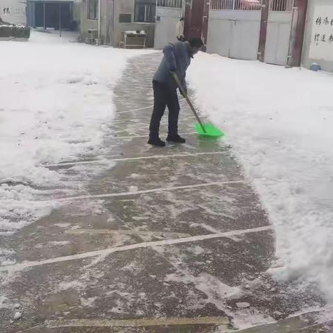 大雪满校园，扫雪暖人心。——将军墓小学扫雪记