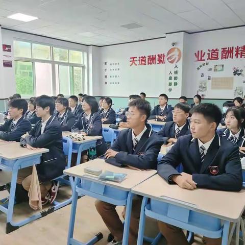 唐山英才国际学校唐山分校观看“天宫课堂”第三课