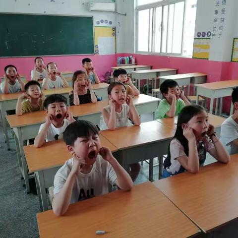 小小主持人，闪亮最精彩 ——双语学校《金话筒》口才班上课美丽瞬间