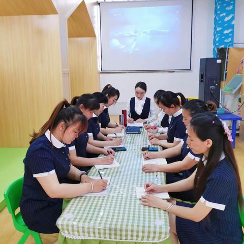 开卷有益、润泽童心，——宜州区七色花幼儿园第27个世界读书日阅读活动