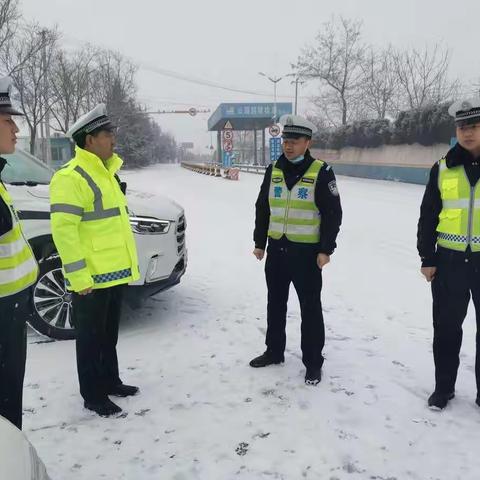 迎寒风战冰雪 市公安局交警支队第二大队雪中执勤保畅通