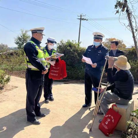 铜川交警走村入户讲平安 掀起“平安建设”宣传新热潮