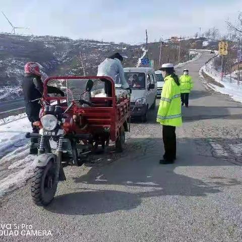 【春节特刊十九】#平安春运 交警同行#三轮车违法载人！危险！