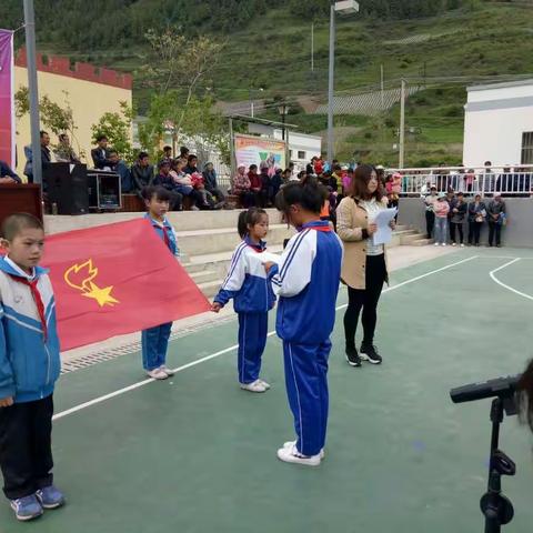 酒店明德小学举行新队员入队仪式暨“习爷爷的话记心间，争做新时代好队员”主题汇演