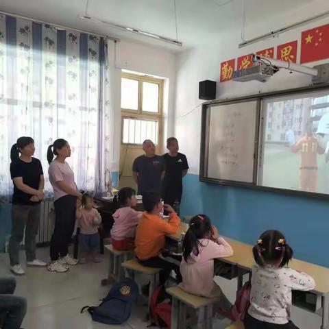 西庄小学全体师生观看消防安全直播——消防安全记心间