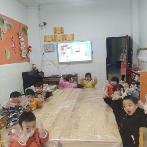 南蓝幼儿园小一班的宝贝们祝大家新年快乐！