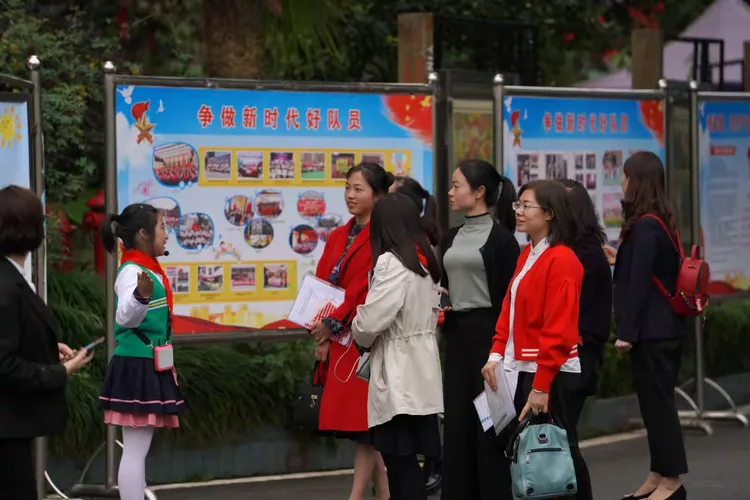 綦江区营盘山小学举行"勤俭节约不浪费,热爱劳动多实践"主题队日活动