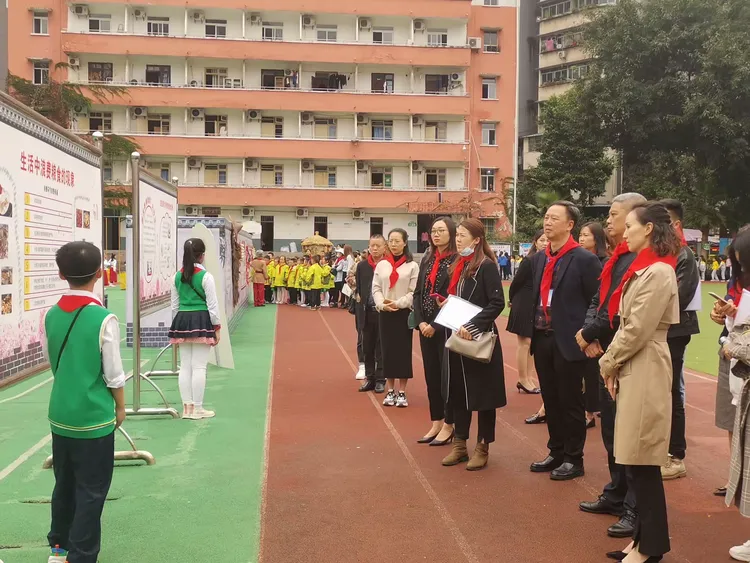 綦江区营盘山小学举行"勤俭节约不浪费,热爱劳动多实践"主题队日活动