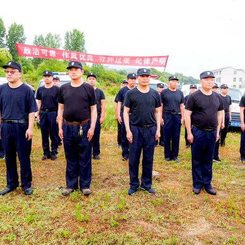 雨中实弹训练，磨砺坚强意志——新县押运队员成功举办实弹射击演习