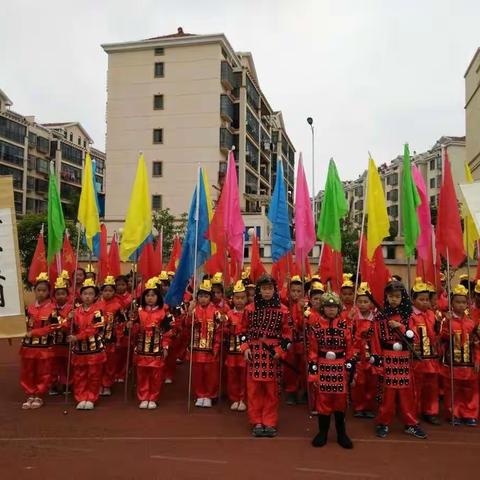 三十功名尘与土，八千里路云和月。莫等闲，白了少年头，空悲切。三（10）班表演的《满江红》