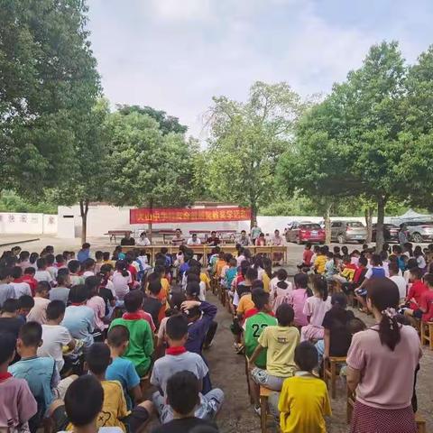 火山小学举行火山中学校友会首届奖教奖学活动