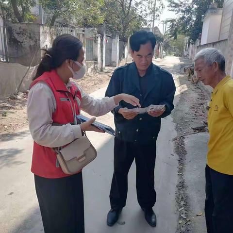 东方市网格员入户宣讲反邪教教育知识