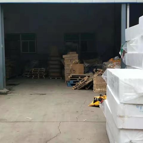 鱼化街办“散乱污”专项组与城管执法部门在周宋村开展联合整治工作