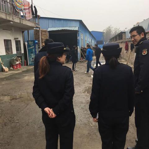 鱼化街办“散乱污”专项组联合高新执法部门对周宋“散乱污”企业进行执法检查