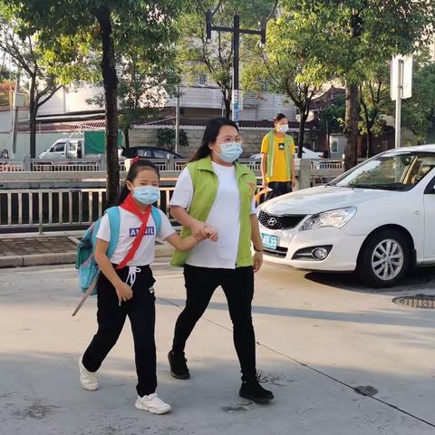 风雨护学岗，暖心护成长
——接龙小学举行优秀家长及志愿者颁奖仪式