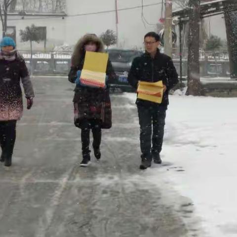 任店中心校黄山坡小学全体教师顶风雪冒严寒积极参与扶贫政策宣传！