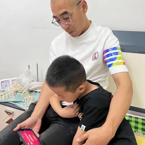 科区二幼中二班组织学习首届“家长学校开学周”主题教育活动——《家庭教育的底线，向“啃老族”说“不”》