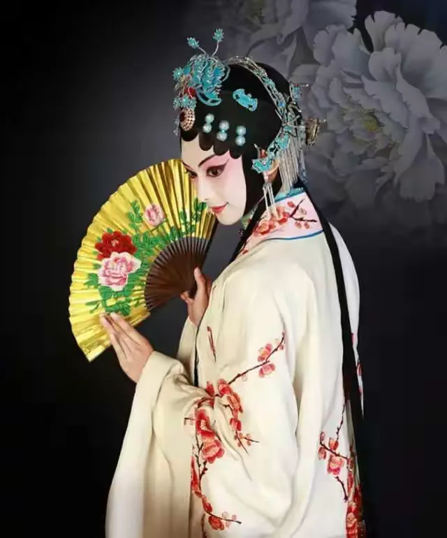 如果选择,筱艳秋的来世还会是青衣.《青衣》中筱燕秋以及