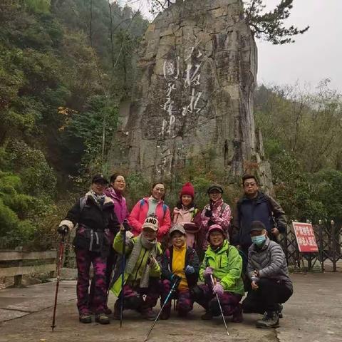 冰凌覆盖下的金鼎山