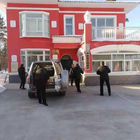 林业局副局长贾士民深入到检查站对安全防火工作进行检查和节前慰问