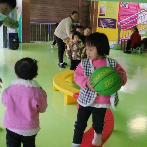 永顺县城南幼儿园小一班第六周体智能游戏运球、双人夹球