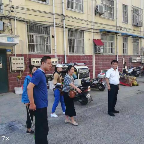 开发区管委会李海波主任检查创卫迎检落实情况。