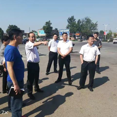 开发区党工委书记，管委会主任蔚钟声对创文创卫工作进行现场办公。