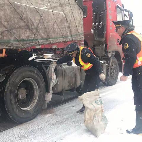 身陷雪地，你们别怕！公路人手掬平安石为你们保驾护航！