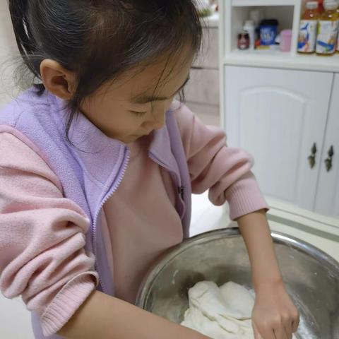 【实践活动——包饺子】                  七一路小学    二（2）班罗若瑄