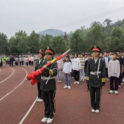 王良红军中学举行第九周升旗仪式