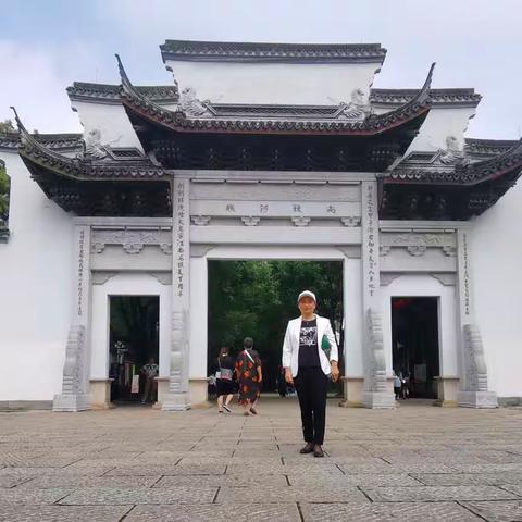南浔古镇 那湖光山色与古朴的建筑交相辉映  恰似一首优美的诗篇  让人陶醉在南浔古镇的美丽中